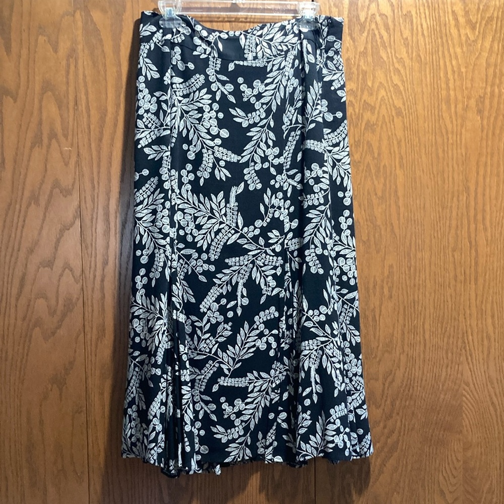 Sigrid Olsen Sport Black and White midi flowy skirt. Size 10.